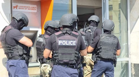 Вооруженный грабитель взял в заложники 12 человек в «Банке Грузии»
