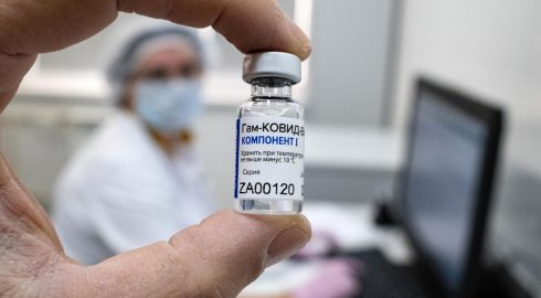 Могут ли россияне делать прививки от гриппа и коронавируса в один день