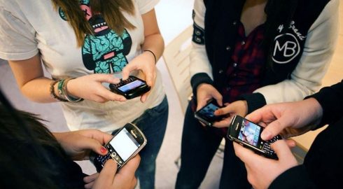 Как будет действовать запрет мобильных на уроке в школе: кому разрешат использовать телефон