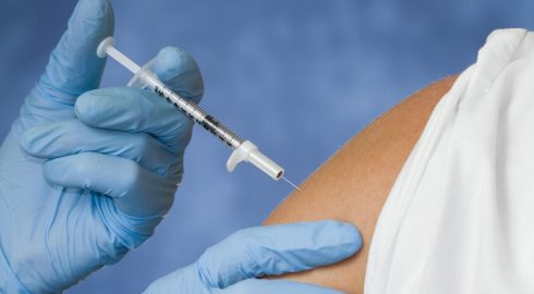 Осенняя вакцинация: можно ли совмещать прививки от гриппа и коронавируса