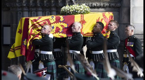 Скандал у гроба: кто был недоволен на церемонии прощания с Елизаветой II в Эдинбурге