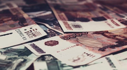 Чем грозит отсутствие валюты в России и где можно ее купить в 2022 году