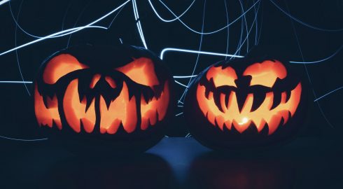 Почему на Хэллоуин наряжаются в страшные костюмы и ходят по домам