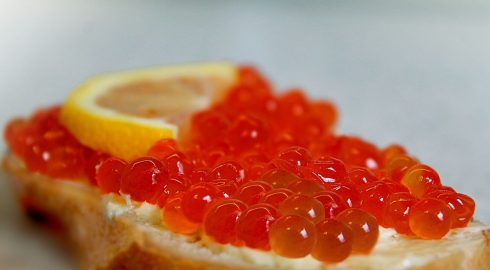 Красная икра не от рыб: как отличить структурированный и имитированный продукт от настоящего