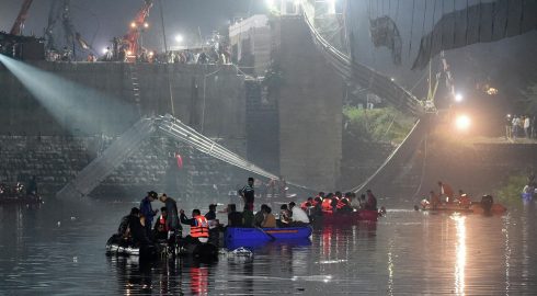 Пешеходный мост через реку Мачху рухнул 30 октября 2022 года в индийском городе Морби.