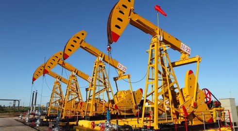 США просили ОПЕК+ на месяц отложить решение по добыче нефти