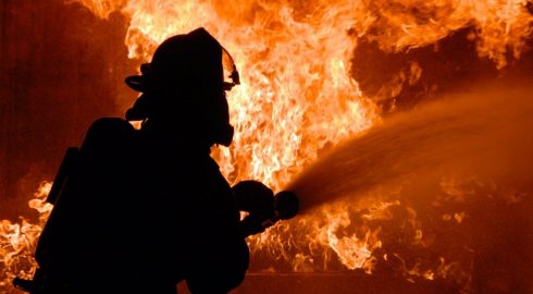 В подмосковных Люберцах пожар: горит здание у гипермаркета «Леруа Мерлен»