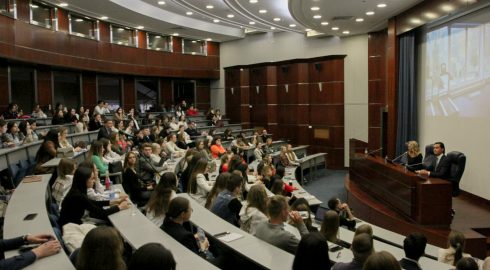«Чтобы зарабатывать, нужно чтобы воспитанники отлично выступали»: Яна Рудковская выступила на факультете Международного бизнеса МГИМО