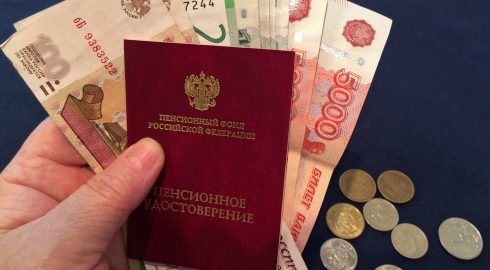 Работающим пенсионерам России пообещали крупную выплату в 2022 году