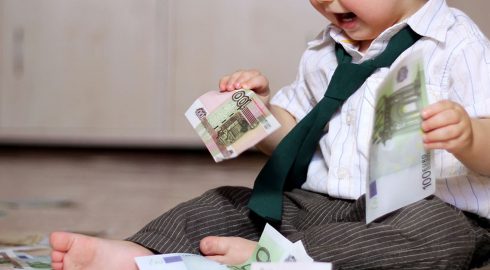 Выплаты и пособия для семей с детьми: на какие суммы могут рассчитывать россияне