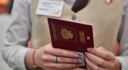 С 1 июня 2023 года в РФ возобновят выдачу биометрических загранпаспортов на 10 лет