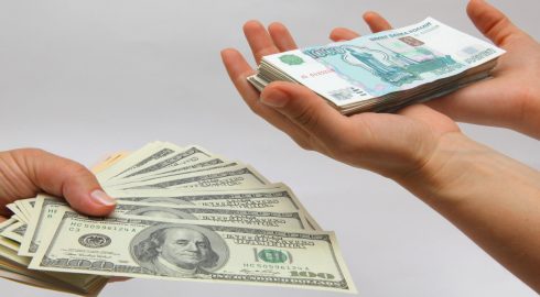 Жители Москвы жалуются на проблемы с обменом валюты: что происходит с долларом и евро