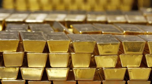 Центробанки России и Китая запасаются золотом на фоне неопределенности в отношениях с США