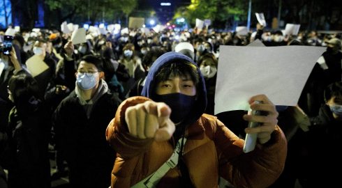 Протесты в Китае могут привести к дефициту дорогих iPhone: что происходит в КНР