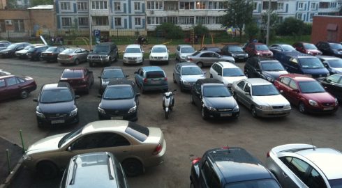 Как в РФ будут наказывать за неправильную парковку во дворе дома