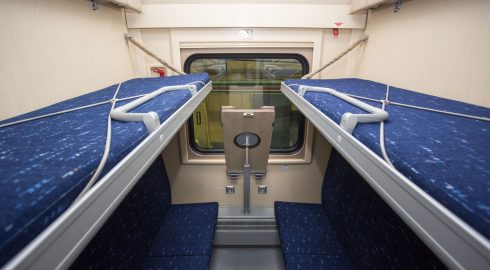 С 2023 года пассажиры верхних полок поездов получат право занимать нижние места