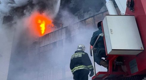 На одном из предприятий Барнаула вспыхнул пожар: в тушении задействованы более 100 человек