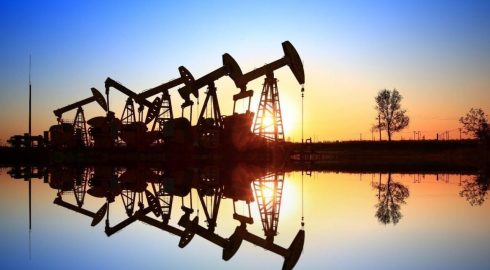 Нефть держит стабильную цену в ожидании заседания ОПЕК+: шторм в Черном море повлиял на поставки