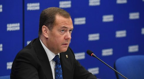 Дмитрий Медведев пригрозил ударами ракет «Оникс» по судам Гааги