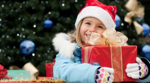 Как тихо и незаметно для детей 31 декабря 2022 года положить под ёлку новогодние подарки