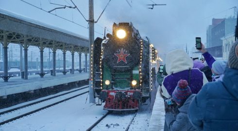 Секреты и чудеса новогоднего поезда: Дед Мороз продолжает радовать деток в РФ