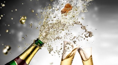 Новый год без шампанского: кому нельзя пить игристое