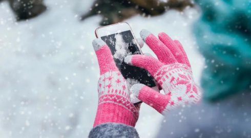 Смартфон упал в снежный сугроб: как «реанимировать» мобильное устройство