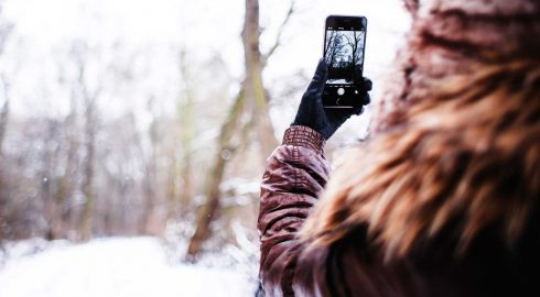 Четыре простых способа, которые помогут продлить заряд смартфона во время морозов