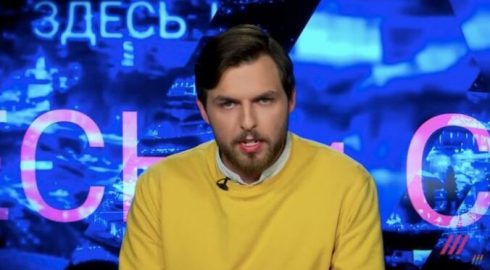 Скандал в Латвии: журналиста Алексея Коростелева уволили со сбежавшего из РФ «Дождя»*