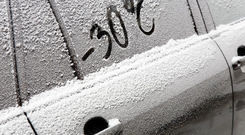 Лайфхаки на зиму: что делать, если примёрзла дверная ручка автомобиля
