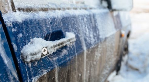 Советы, которые помогут российским водителям открыть замерзшую дверь в машине