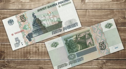 В регионах России начали менять банкноты в пять и десять рублей с железных на бумажные