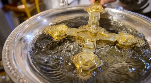 Отличия крещенской воды 18 января от воды 19 числа: есть ли разница
