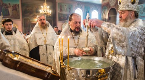 Когда православным набирать освящённую воду на Крещение в храме в январе 2023 года