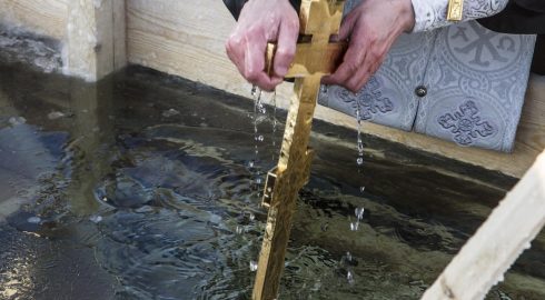 Всё о крещенской воде: как и где её набирать, для чего она нужна верующим