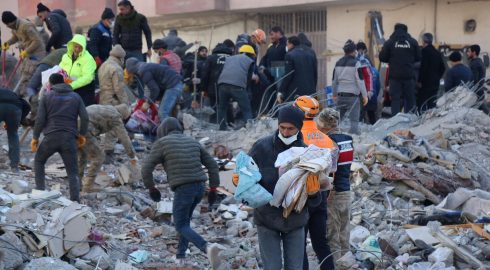 Число погибших и пострадавших от землетрясения в Турции продолжает увеличиваться