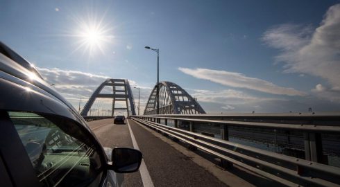 Памятка туристу: что делать водителям при воздушной тревоге на Крымском мосту