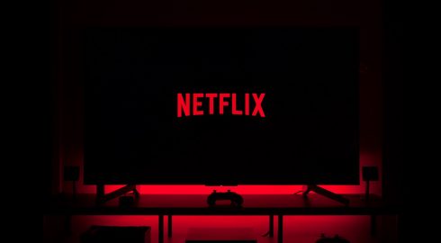 Компания Netflix запретит пользователям по всему миру делиться паролем с друзьями