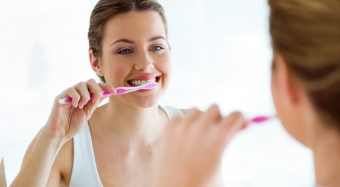 Почему после простуды зубную щетку нужно менять, и как правильно чистить зубы