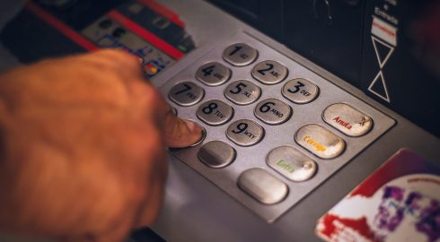 Россиянам рассказали, что делать, если банкомат списал деньги с карты, но не выдал их владельцу