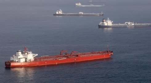 Теневой флот танкеров помогает России обходить санкции Запада