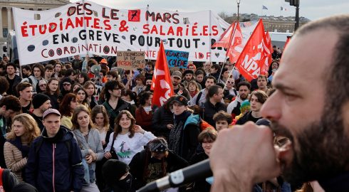 Миллионы людей выходят на протесты во Франции: что сейчас происходит в Париже