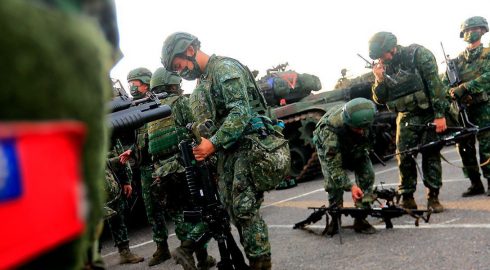 Самолеты НОАК заставили власти Тайваня ввести режим боевой готовности