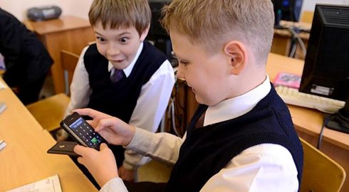 Будут ли в российских школах отнимать у школьников телефоны в 2023 году