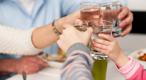 Врач-диетолог Наталья Лазуренко рассказала, почему нельзя запивать еду холодной водой