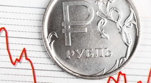 Доллар стоил больше 81 рубля впервые с прошлого апреля