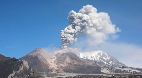 Мощное извержение вулкана Шивелуч на Камчатке: высота пеплового облака достигла 15 км
