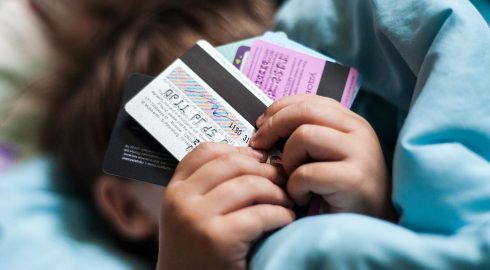 Учим взрослой жизни: зачем ребенку в России нужна детская банковская карта