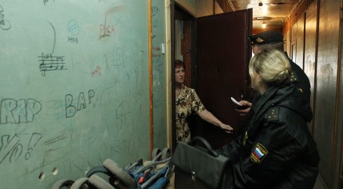 Россиянам объяснили, в каких случаях коммунальщики могут принудительно попасть в квартиру