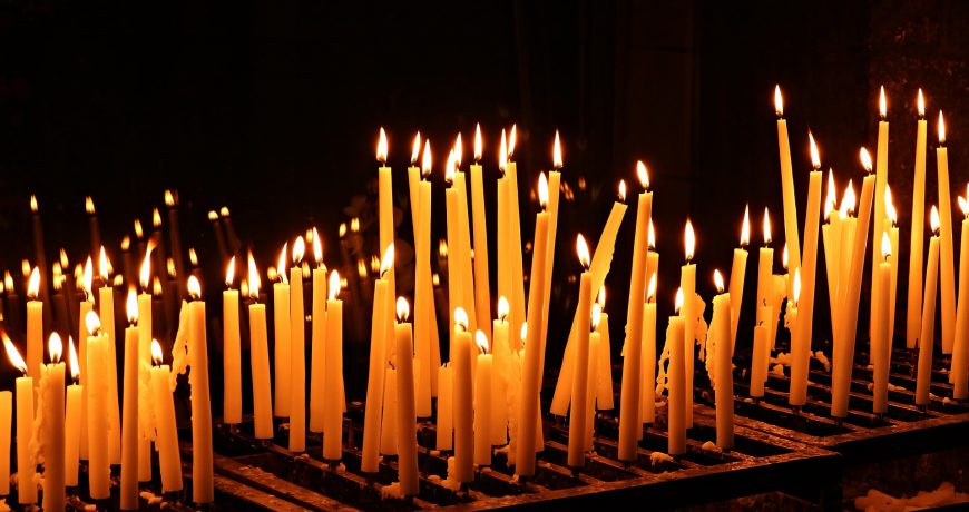 Как православным верующим в России правильно ставить свечку за упокой